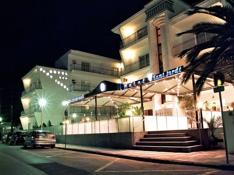 Sant Jordi Boutique Hotel Calella Exterior foto The hotel at night
