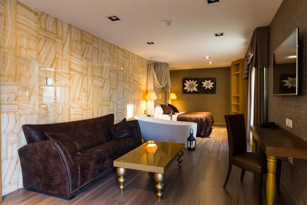 Sant Jordi Boutique Hotel Calella Exterior foto A suite at the hotel