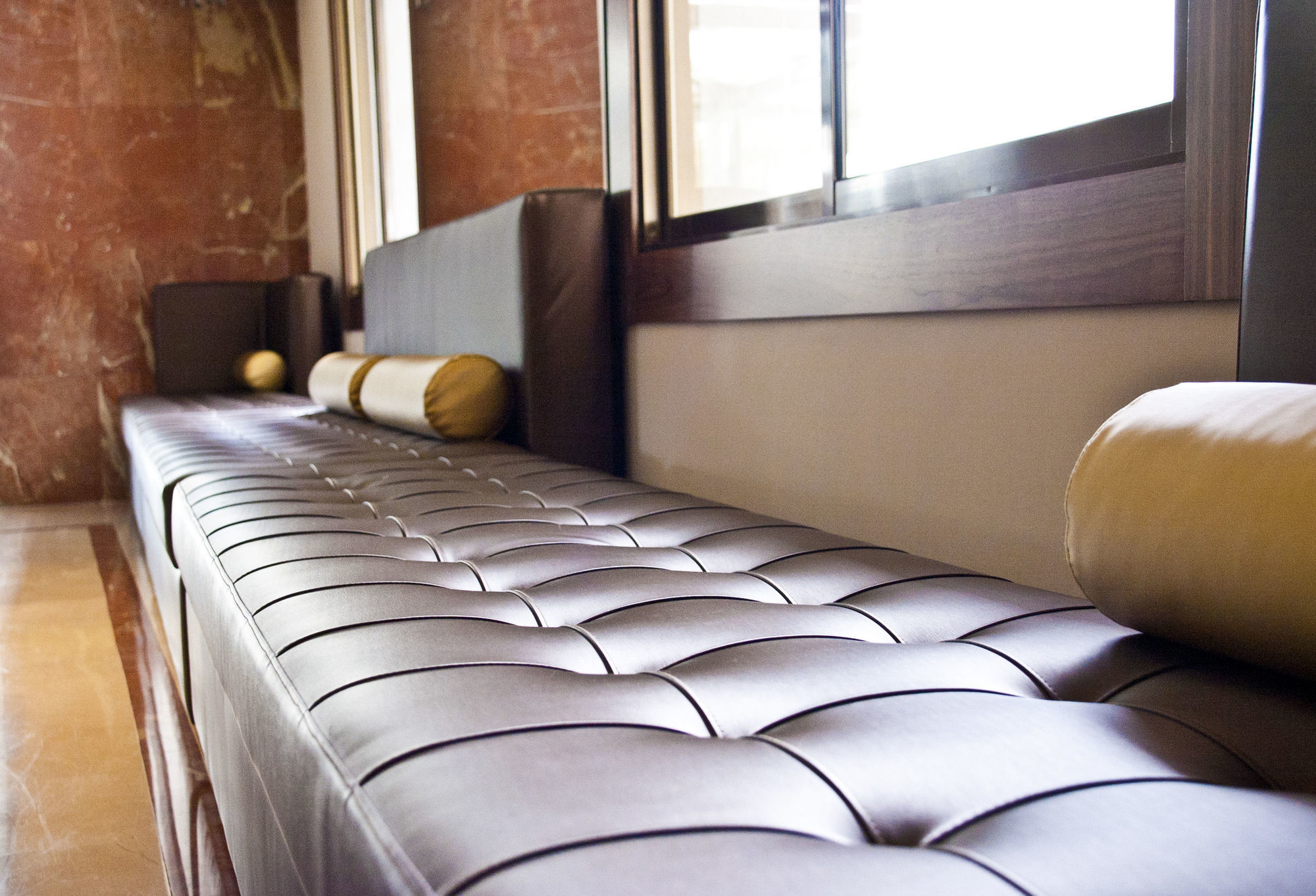 Sant Jordi Boutique Hotel Calella Exterior foto A leather bench