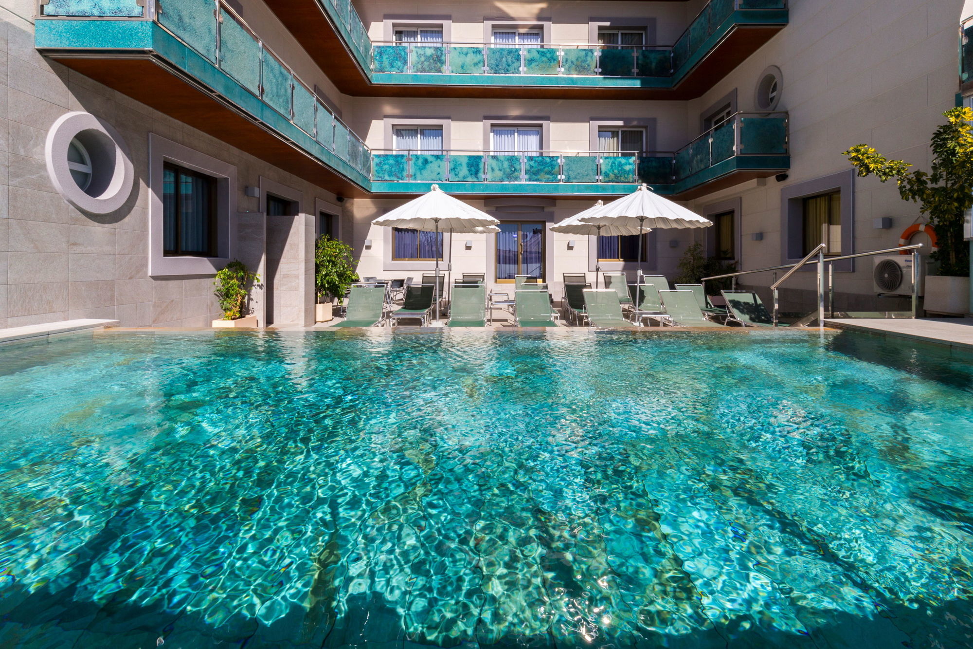 Sant Jordi Boutique Hotel Calella Exterior foto The pool at the hotel