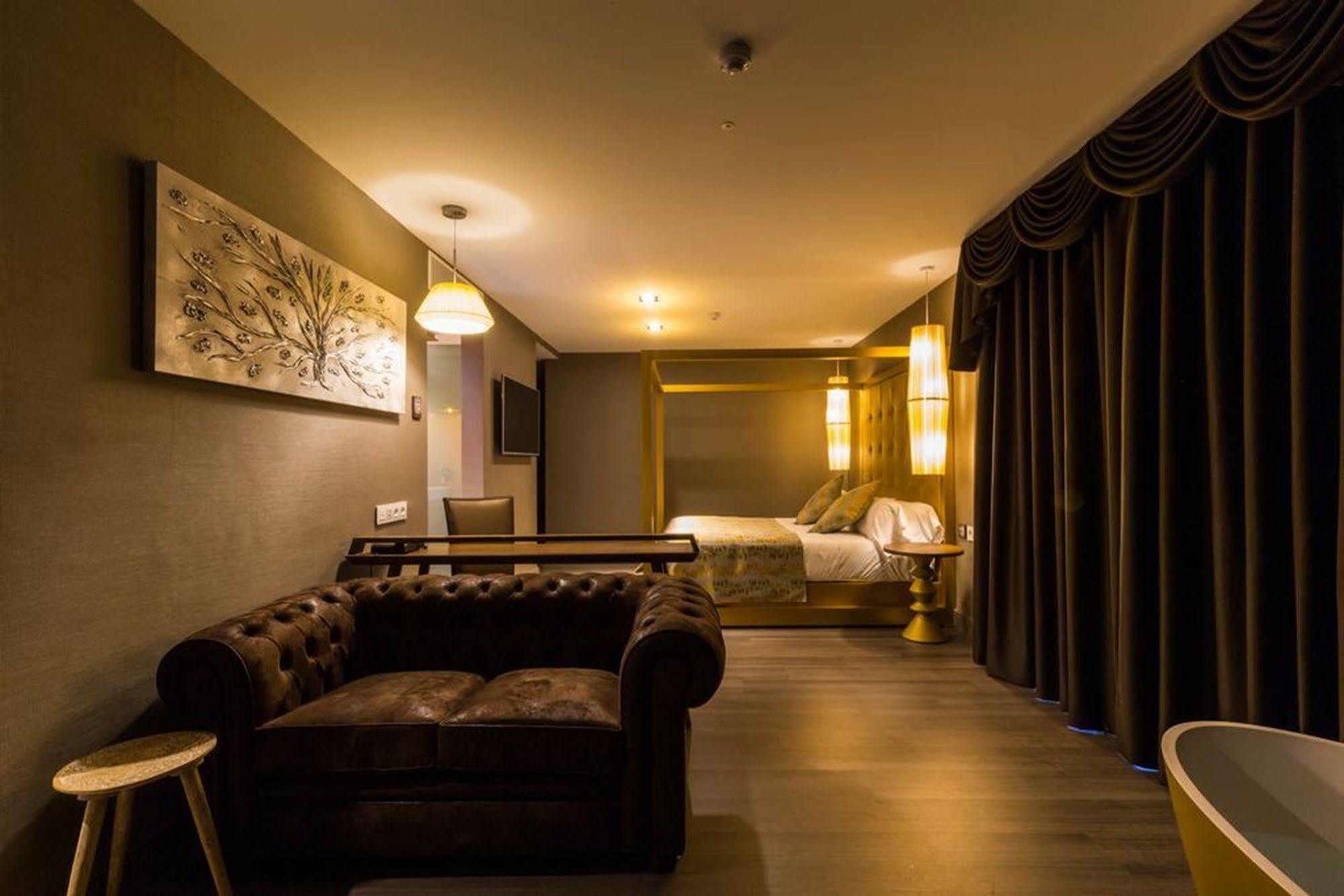 Sant Jordi Boutique Hotel Calella Exterior foto A room at the hotel
