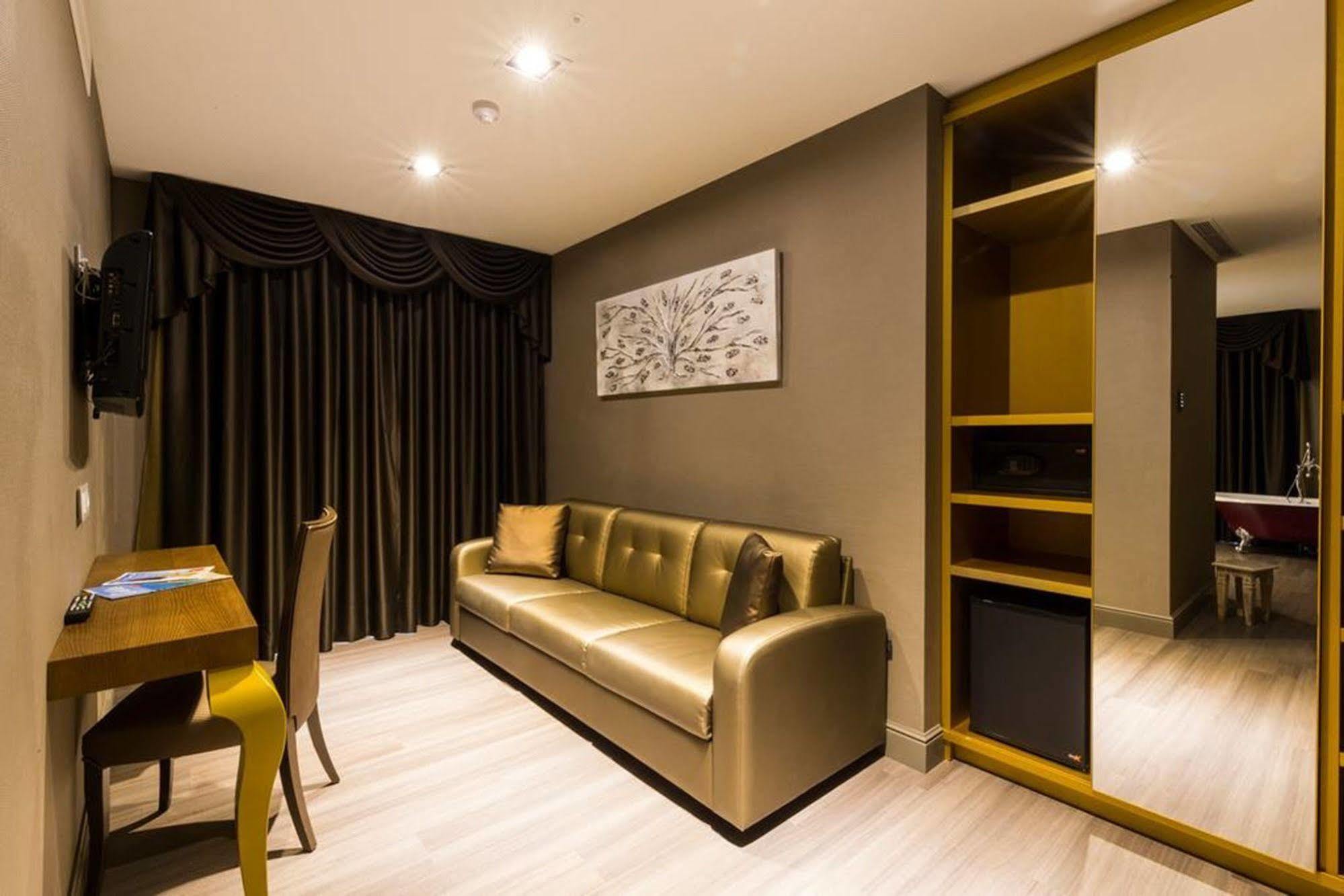 Sant Jordi Boutique Hotel Calella Exterior foto A living room in a serviced apartment in Hong Kong