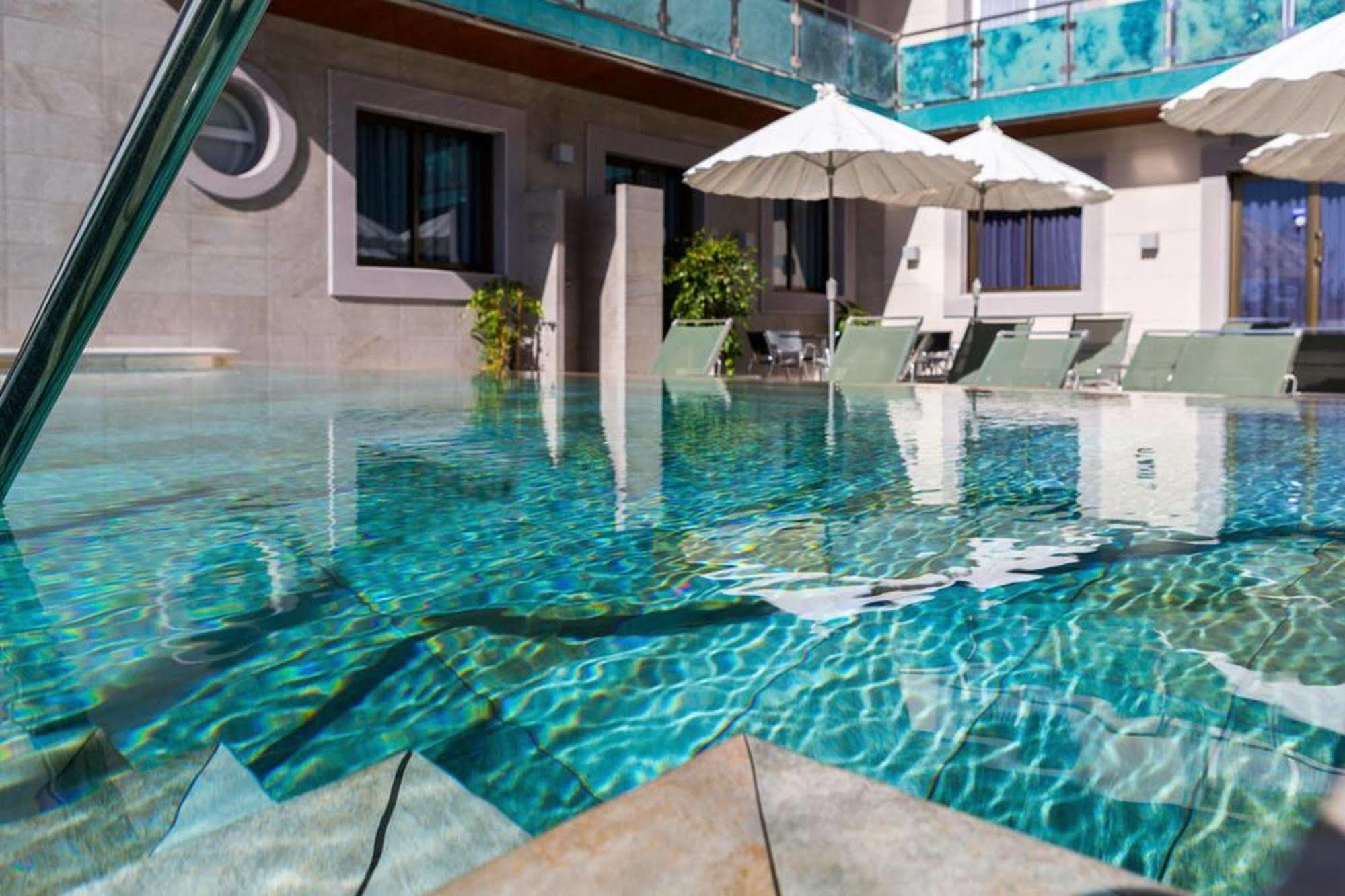 Sant Jordi Boutique Hotel Calella Exterior foto The pool at the hotel